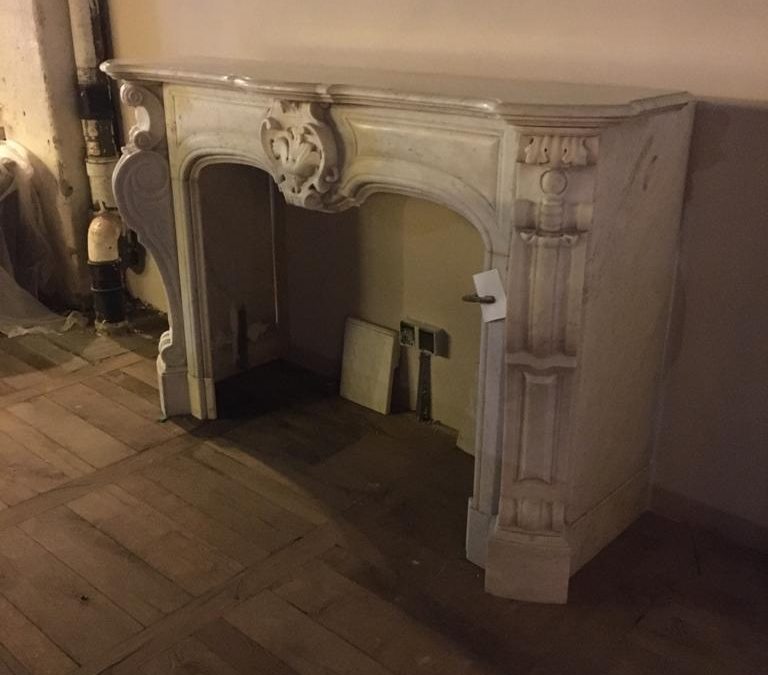 Wit marmer omlopende schouw