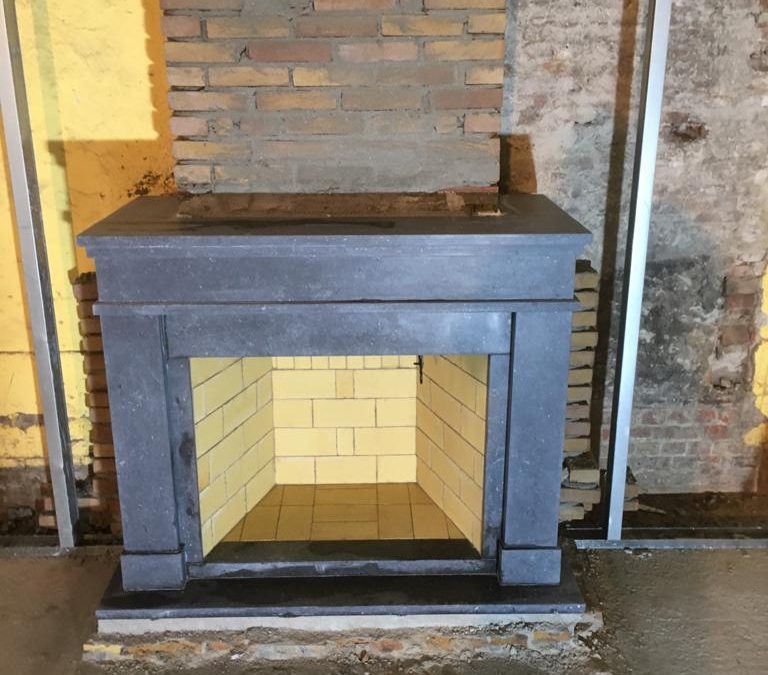 Hardstenen omlopende schouw handmade
