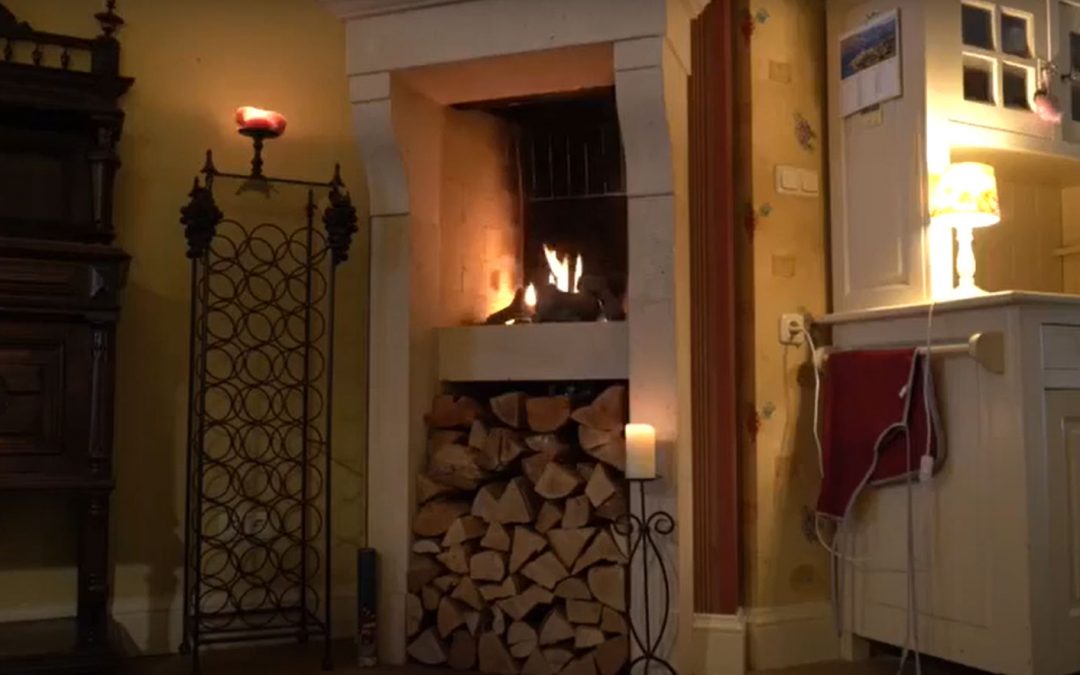 Verhoogde zandstenen schouw